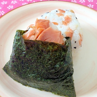 大きくほぐした焼鮭とごま塩のおにぎり